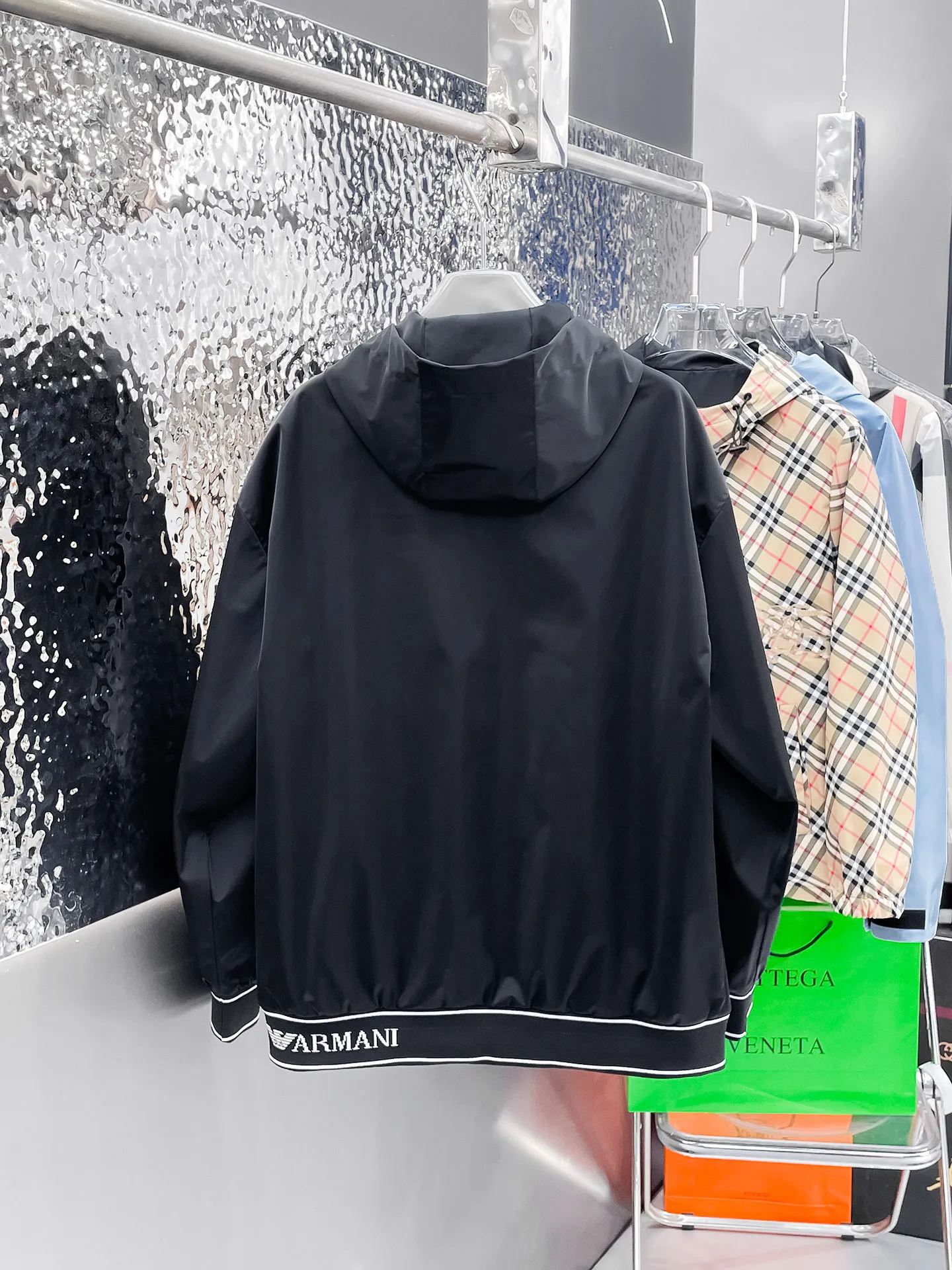 Armani official website Same Style, complete with three labels, on sale in advance! 2026 Autumn and Winter New Arrival men's jacket, Original three-label premium version! The custom-made fabric Breathable in the counter has high comfort, impeccable details, and brand element design concept, reflecting high quality. It feels delicate and soft! It presents a casual cut and the upper body shape is great! Sizes: M～3XL